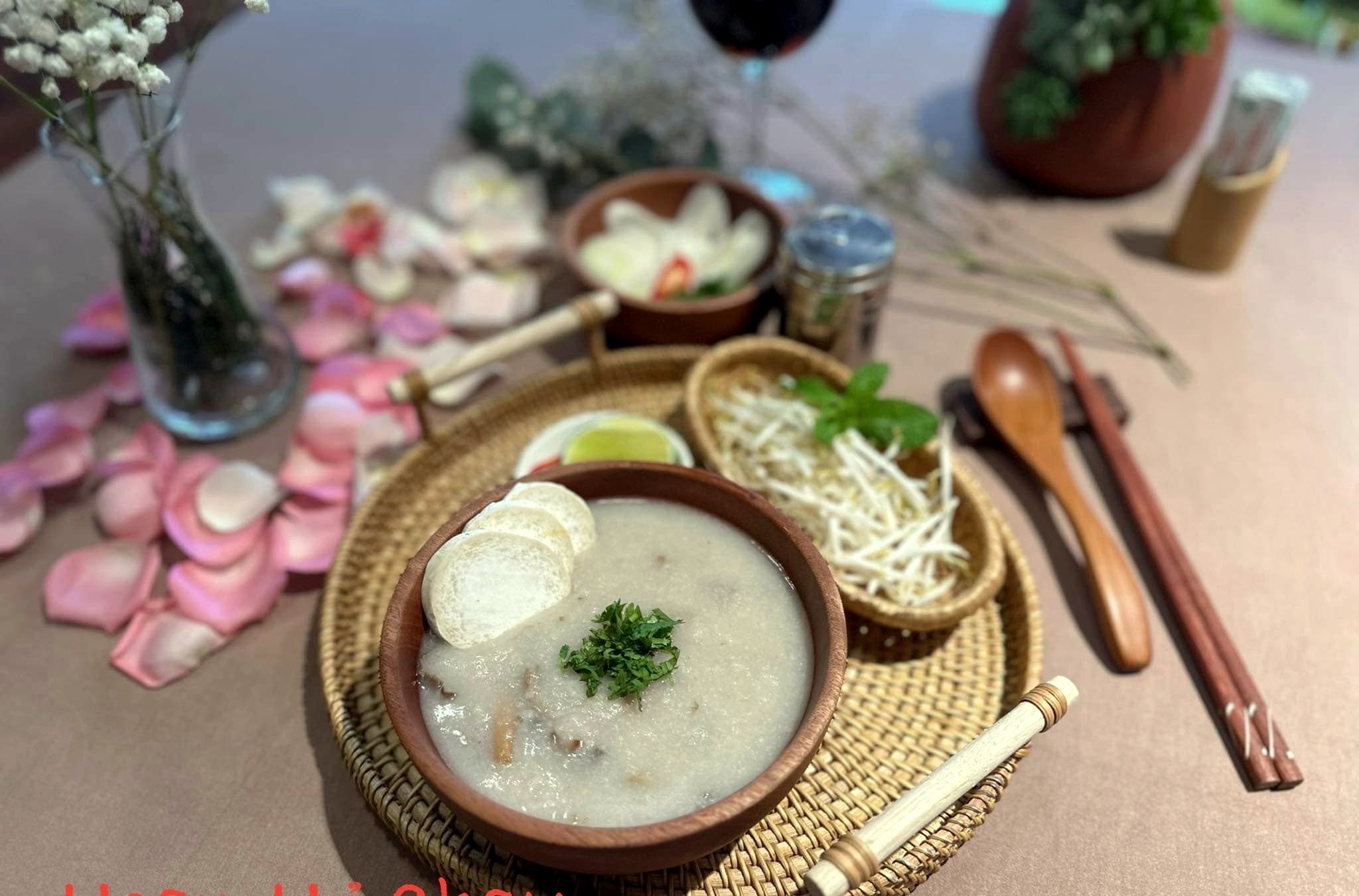 Cháo nấm dọn trên mẹt tre