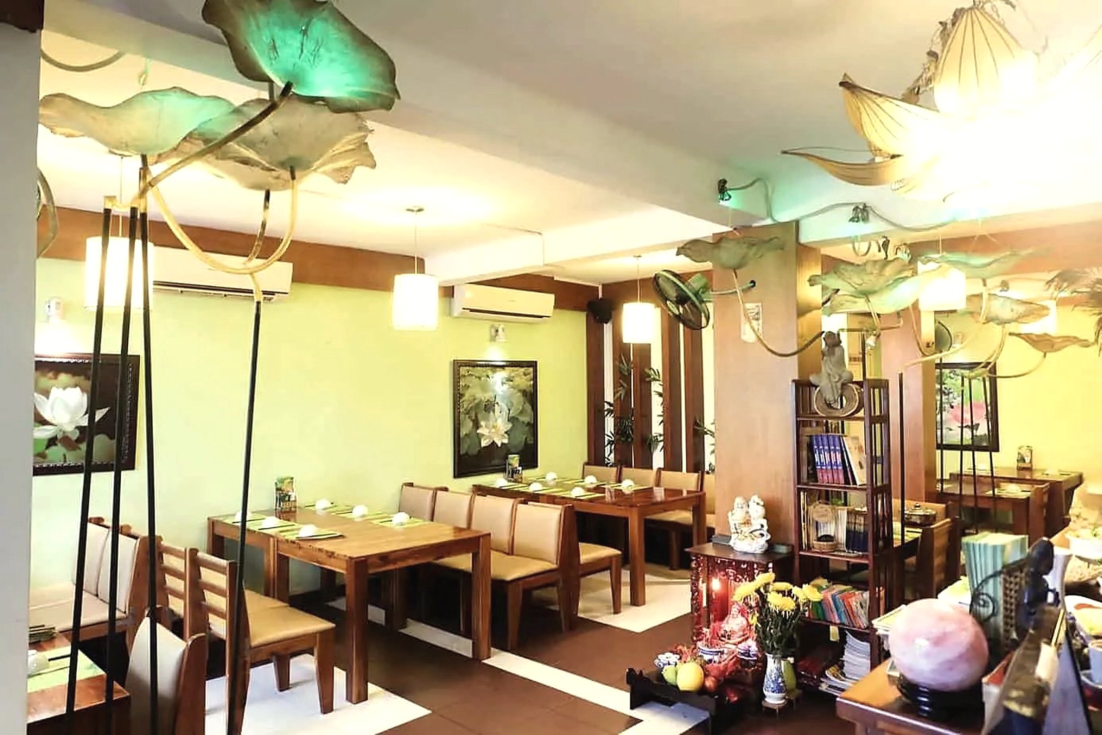 Không gian chi nhánh Nha Trang với đèn lá sen