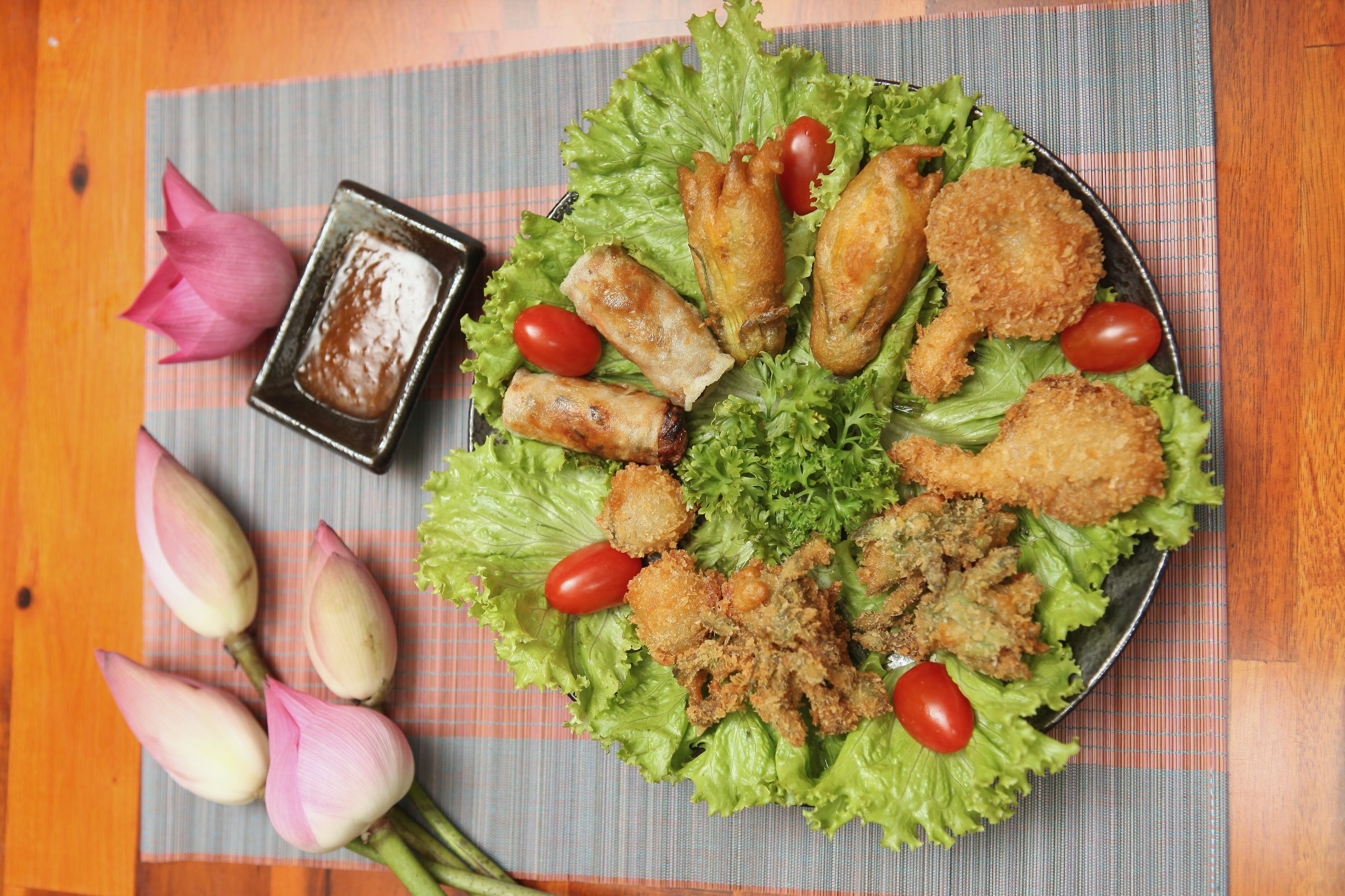 Mâm khai vị nhìn từ trên, hoa sen bên đĩa sốt chấm