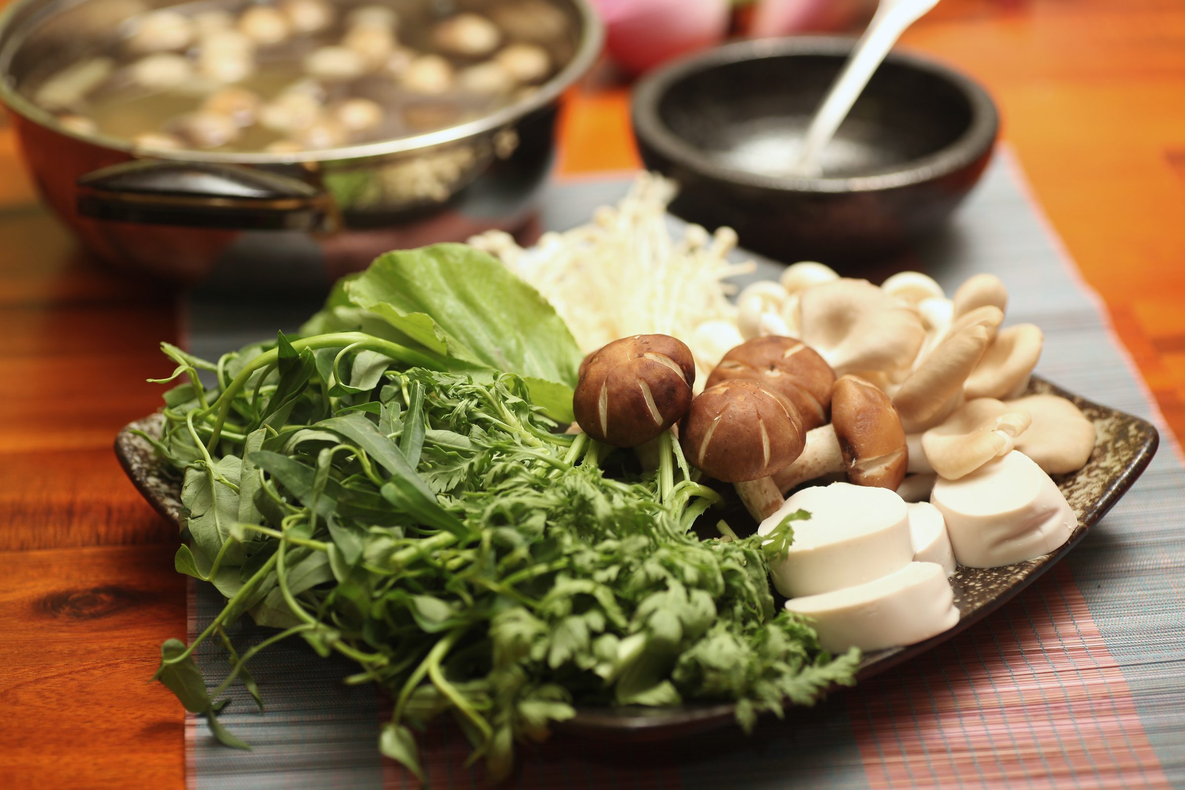 Mẹt rau nấm đậu hũ tươi của quán, sửa soạn cho nồi lẩu
