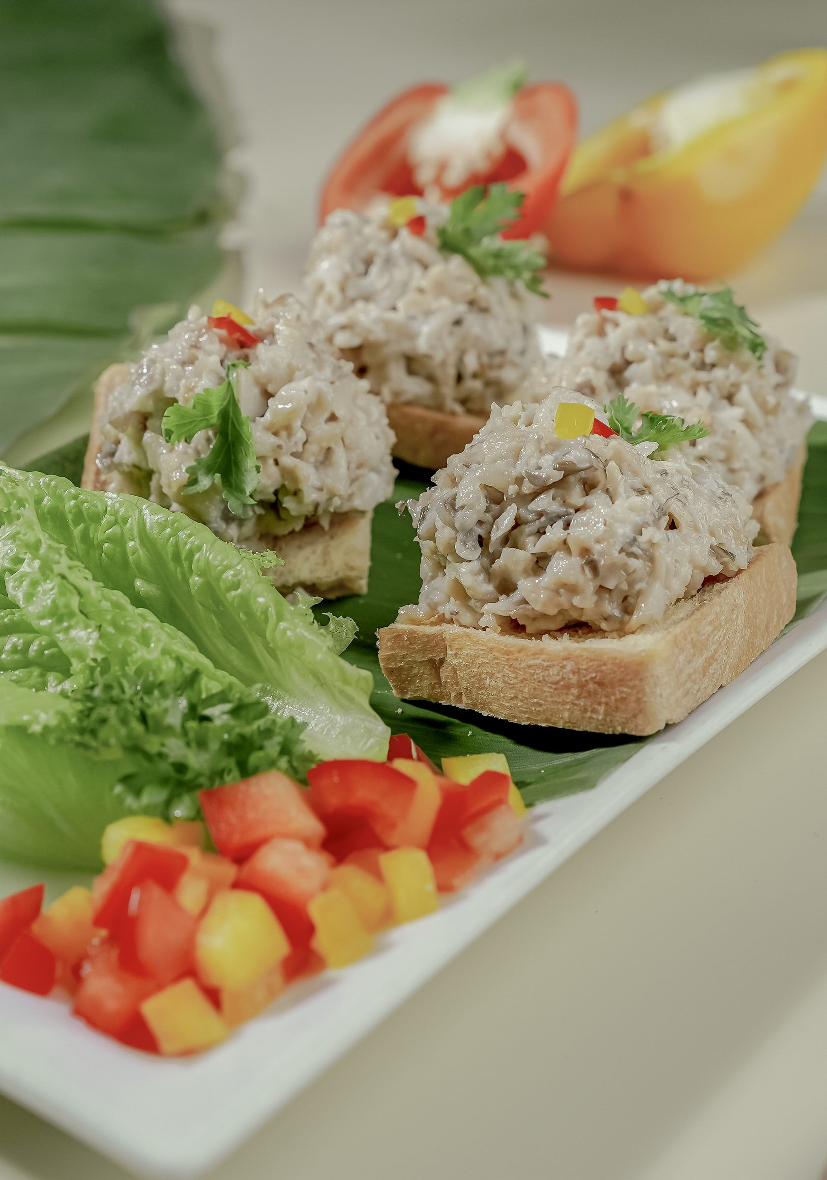 Bánh mì nướng phủ nhân chay, xà lách và ớt chuông