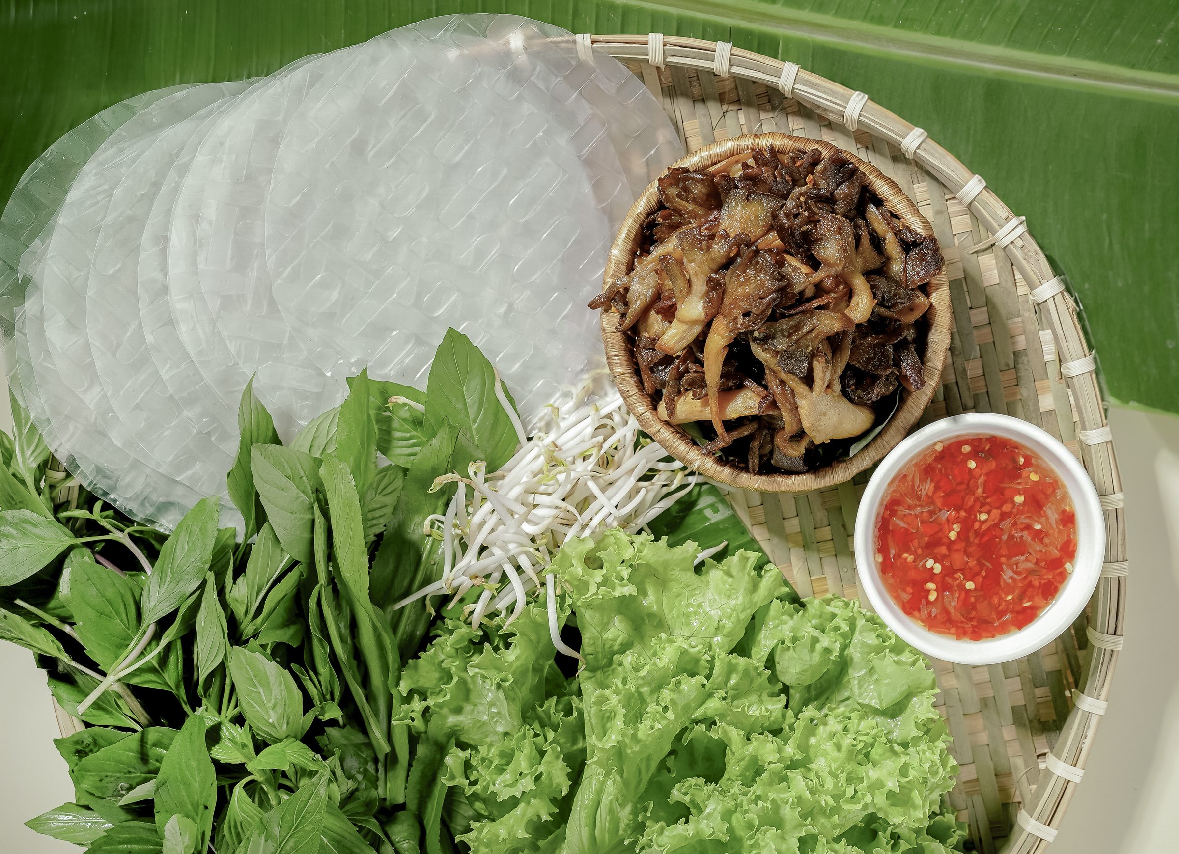 Mẹt bánh tráng, rau sống và nấm kho chấm sốt