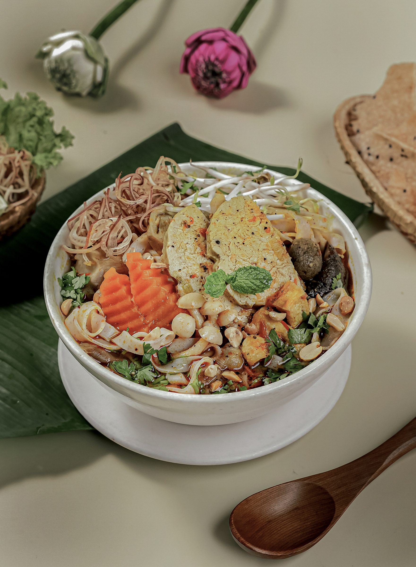 Tô bún Huế chay với chả và rau thơm