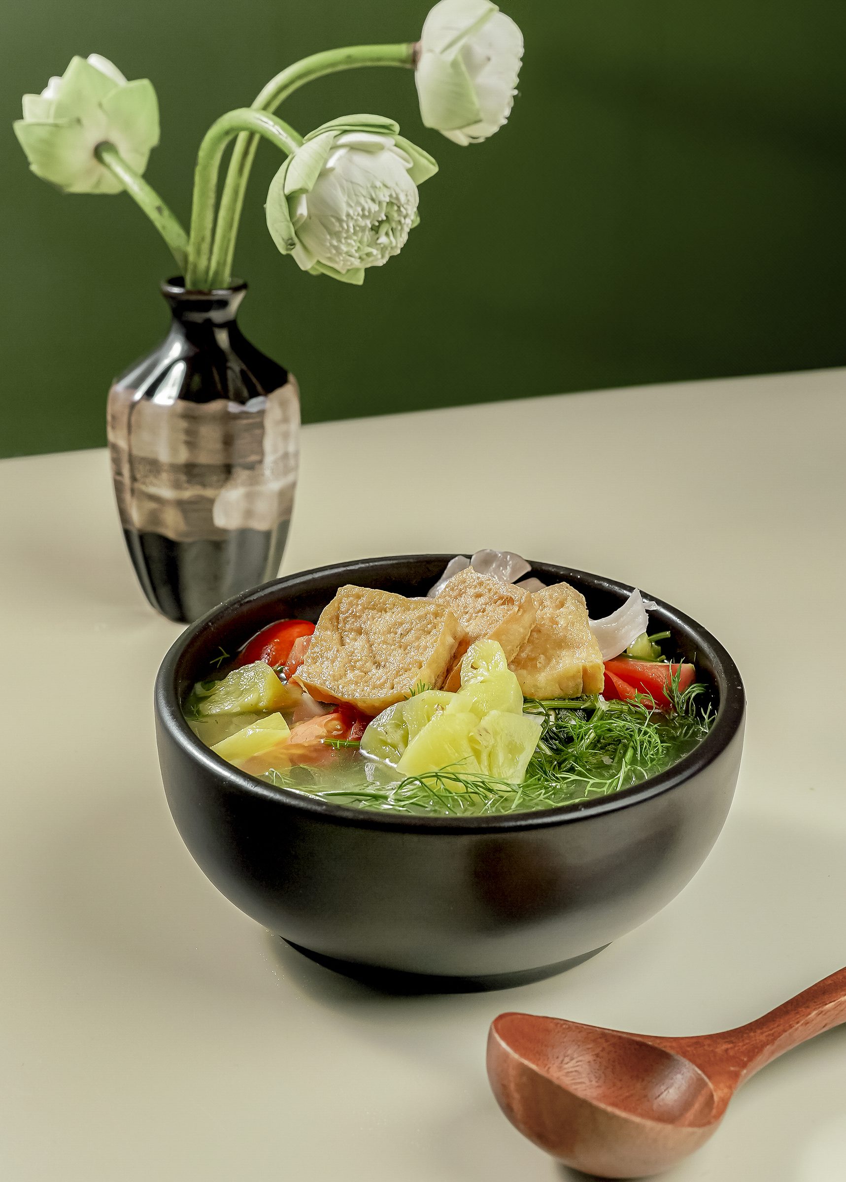 Tô canh chua đậu hũ với thơm và cà chua