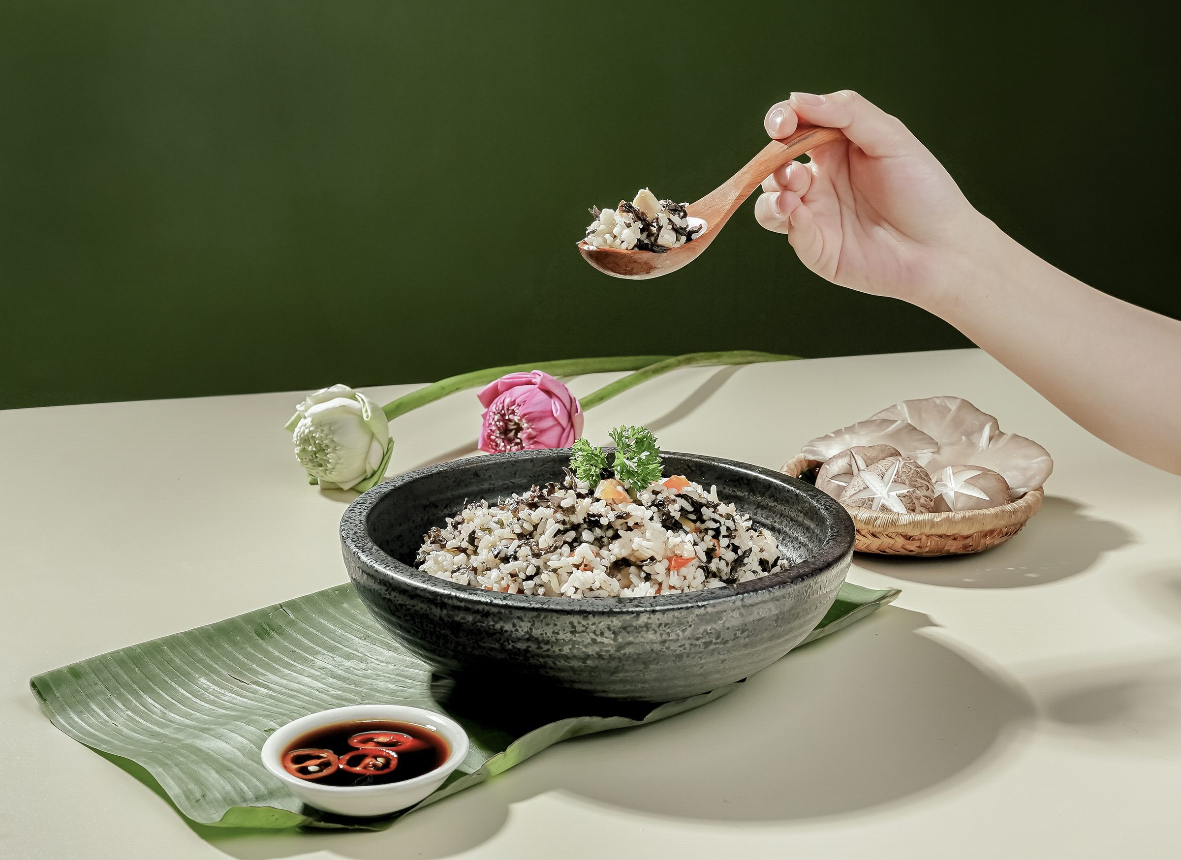 Cơm gạo lứt rong biển bên nụ sen