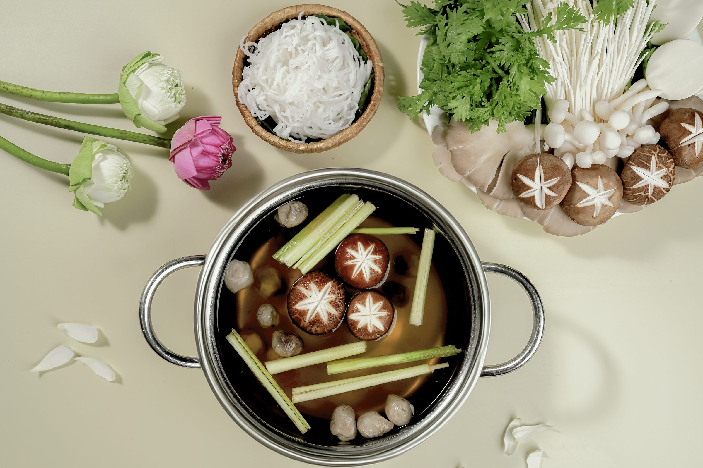 Nồi lẩu nấm bốc khói, nước lẩu hầm từ rau củ quả