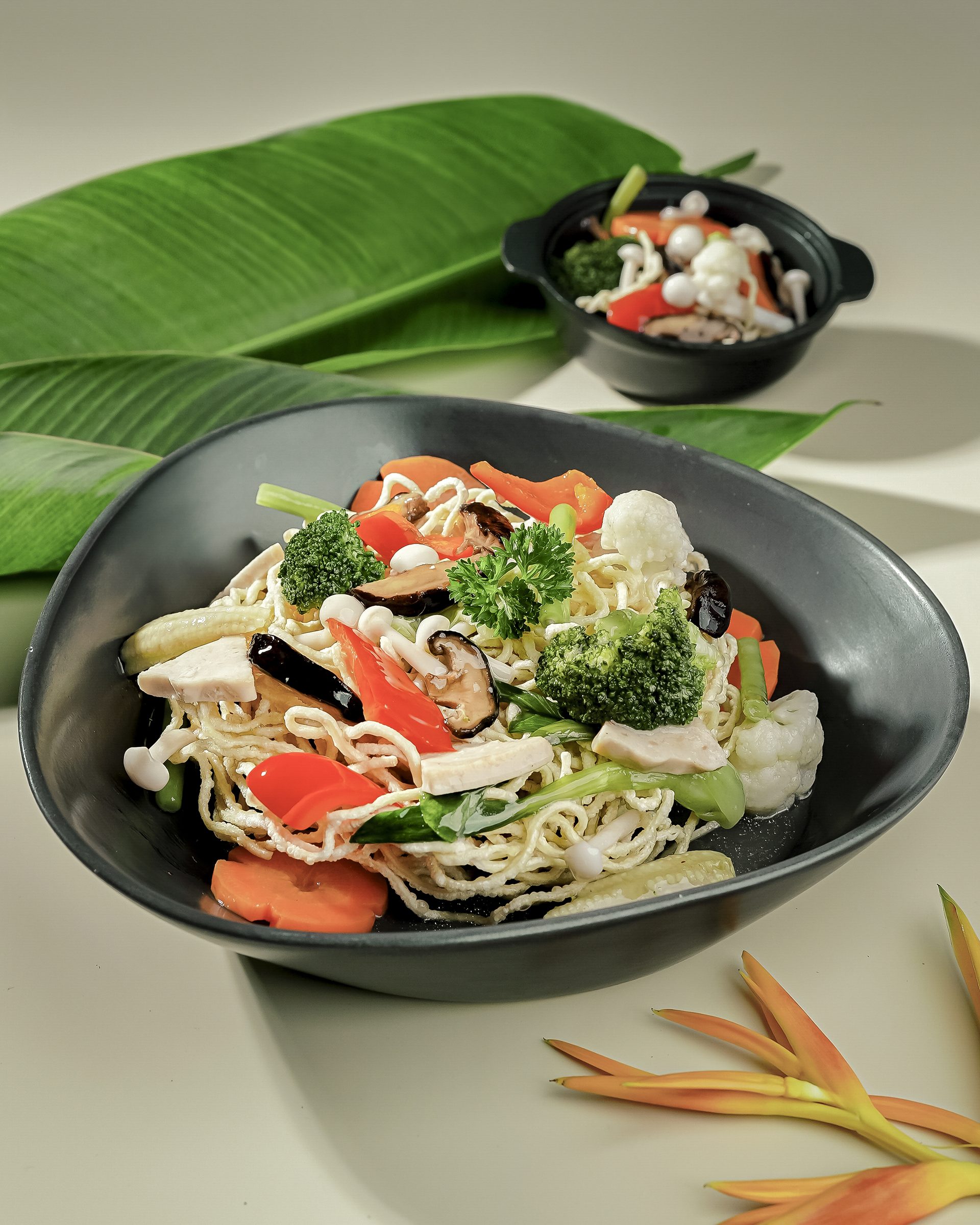 Mì xào giòn rau củ trong thố đen