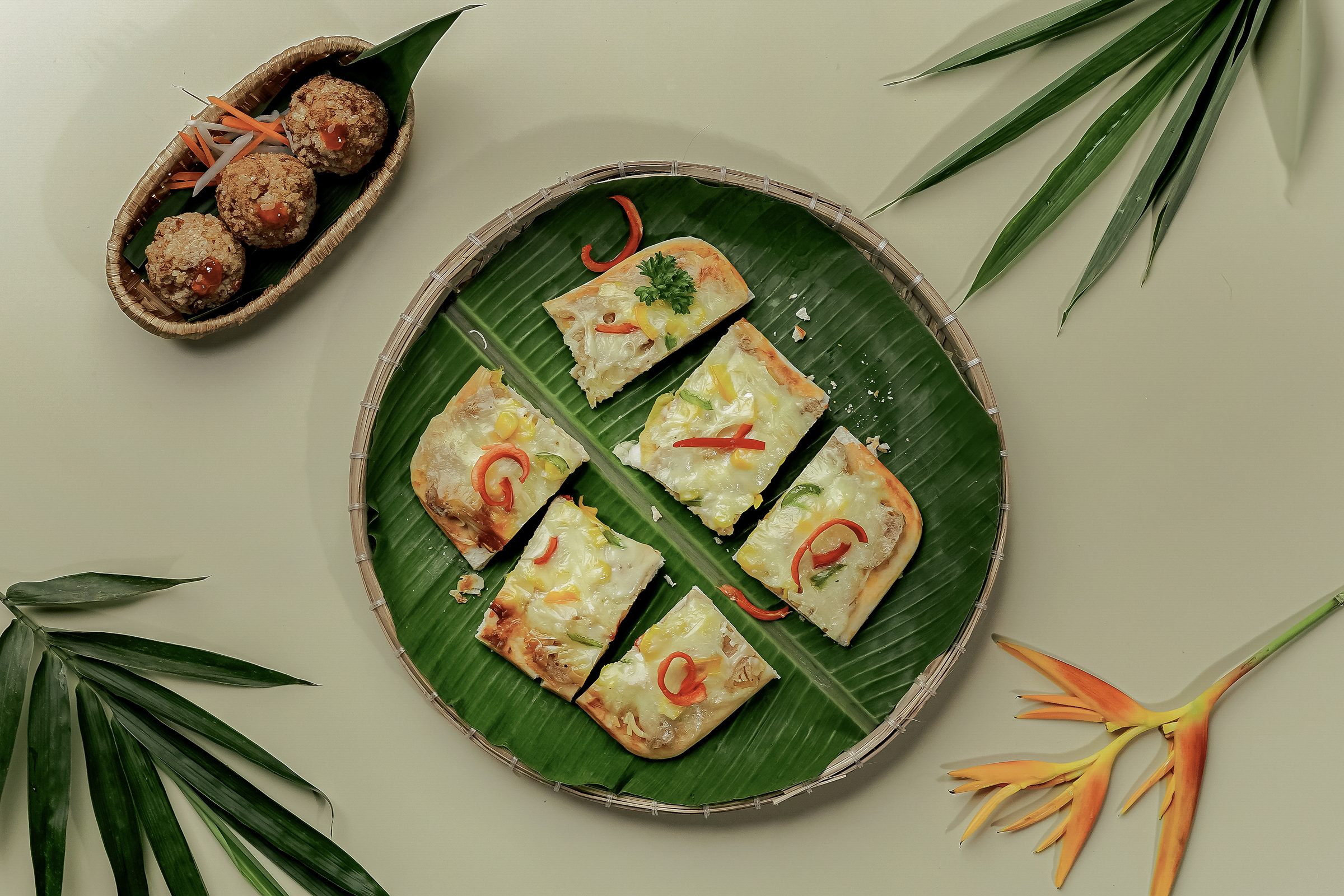 Pizza chay cắt lát trên mẹt lá chuối